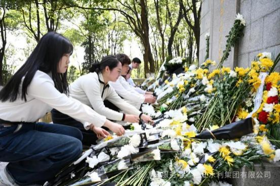 緬懷革命先烈 傳承紅色基因——與玉河社區(qū)黨委共同 祭掃方志敏烈士紀(jì)念園